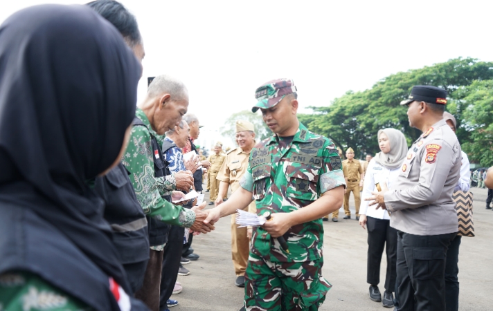 Dandim 0410/KBL Saat Memberikan Hadiah Umroh dari Pemkot Ke Prajurit